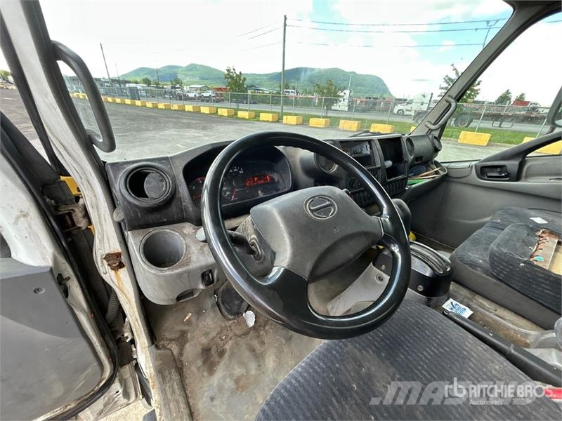 Hino 195 Camiones con caja de remolque