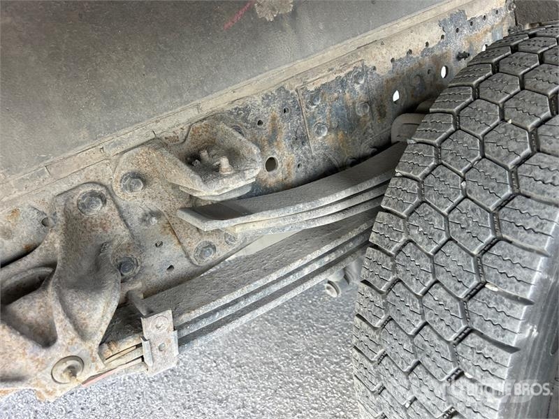Hino 195 Camiones con caja de remolque