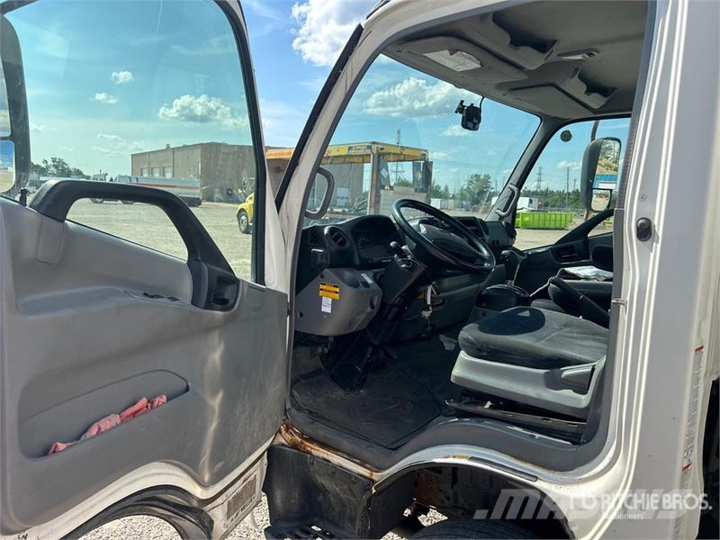 Hino 195 شاحنات ذات هيكل صندوقي