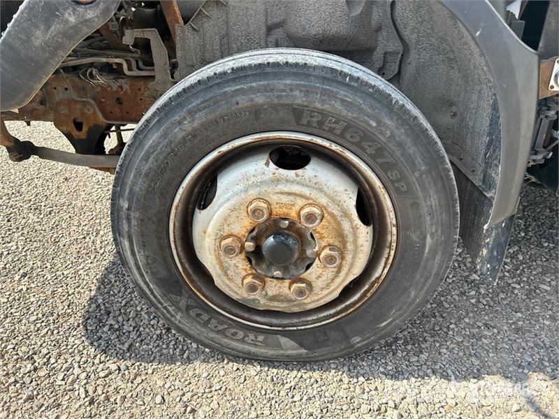 Hino 195 شاحنات ذات هيكل صندوقي