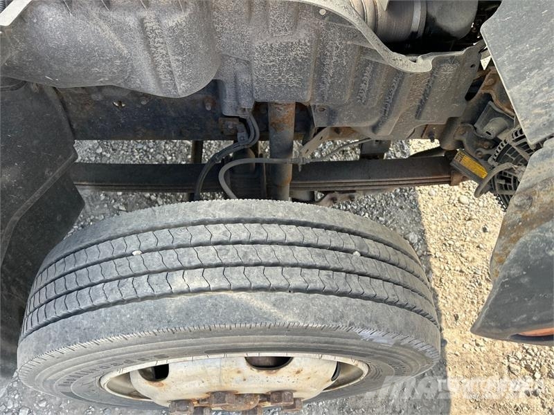Hino 195 Camiones con caja de remolque