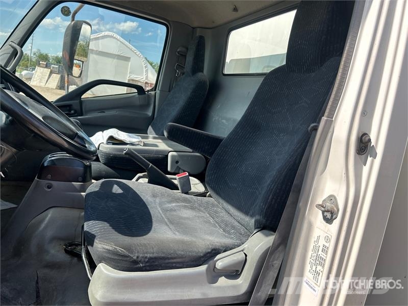 Hino 195 شاحنات ذات هيكل صندوقي