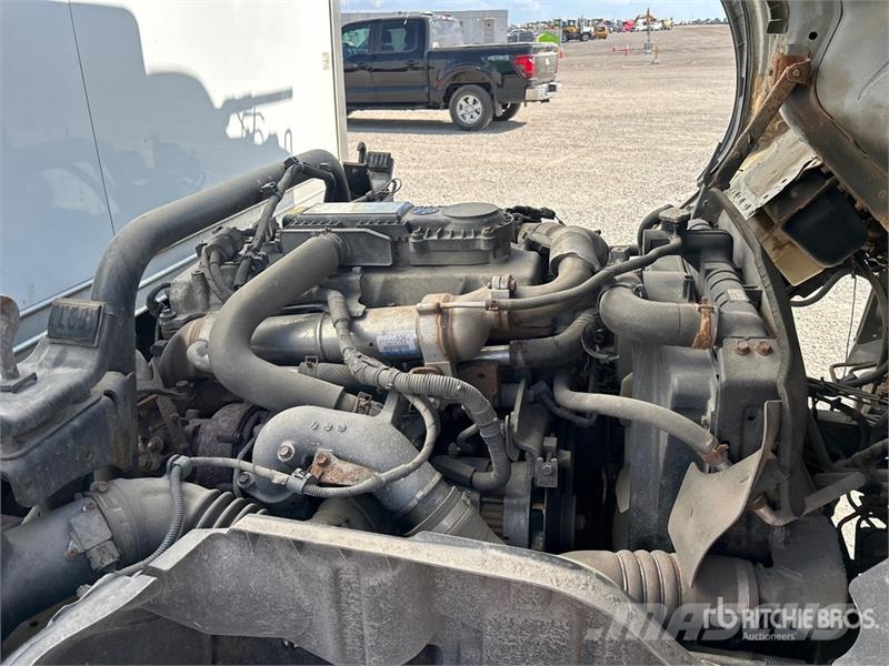 Hino 195 Camiones con caja de remolque