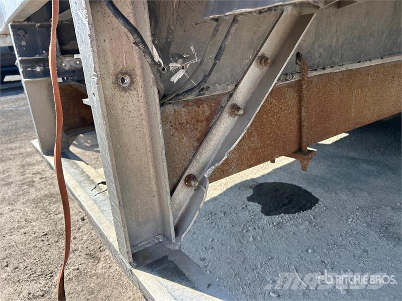 Hino 195 شاحنات ذات هيكل صندوقي