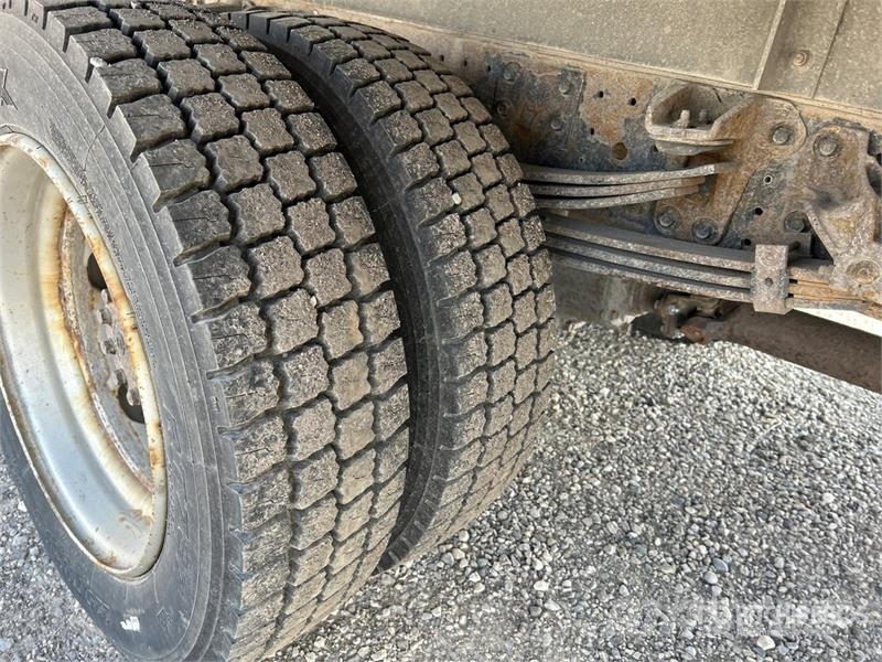 Hino 195 Camiones con caja de remolque