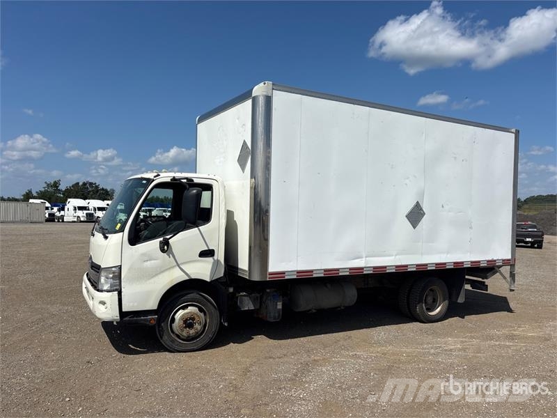 Hino 195 شاحنات ذات هيكل صندوقي