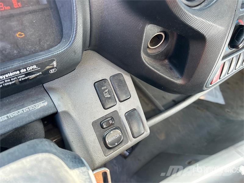 Hino 195 شاحنات ذات هيكل صندوقي