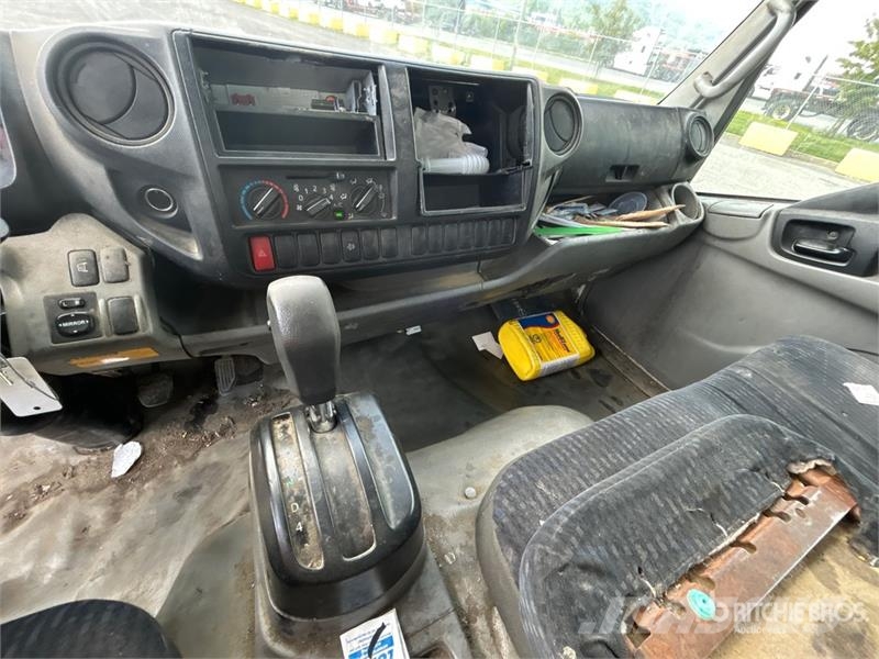 Hino 195 Camiones con caja de remolque