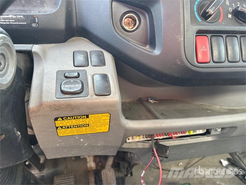 Hino 195 Camiones con caja de remolque
