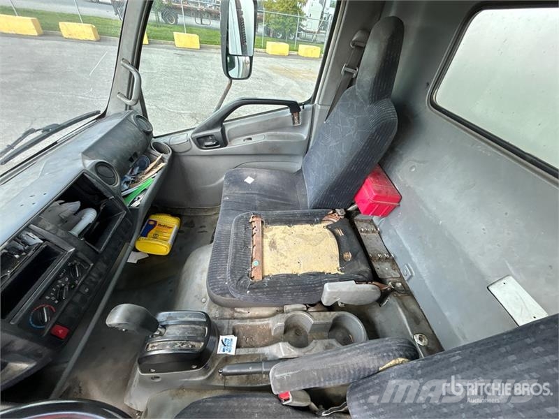 Hino 195 Camiones con caja de remolque