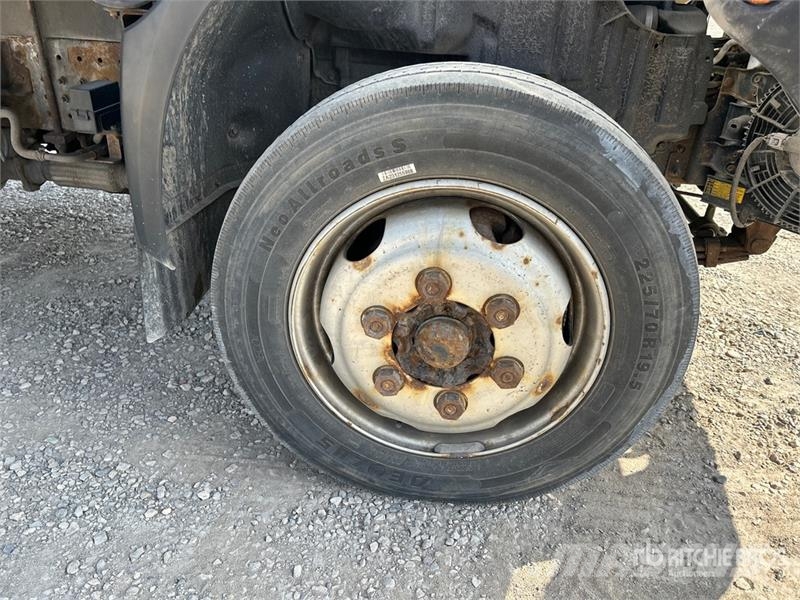 Hino 195 Camiones con caja de remolque