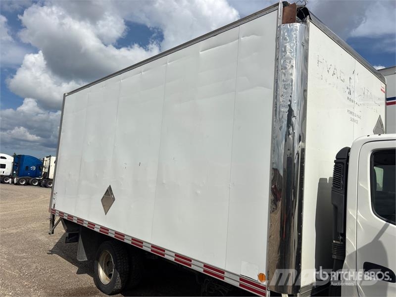 Hino 195 Camiones con caja de remolque