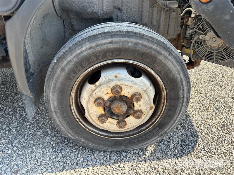 Hino 195 شاحنات ذات هيكل صندوقي