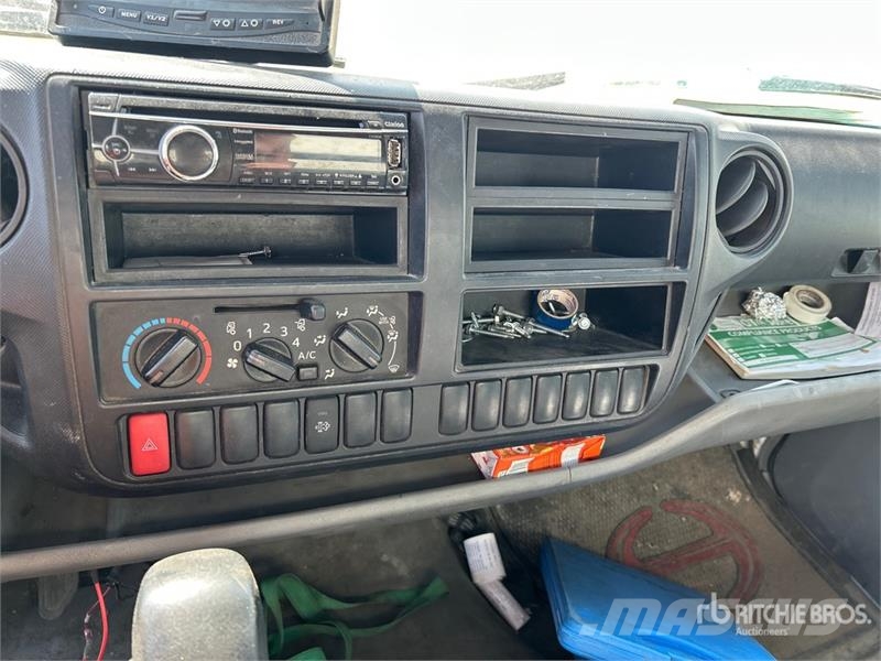 Hino 195 Camiones con caja de remolque