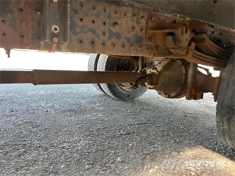 Hino 195 شاحنات ذات هيكل صندوقي