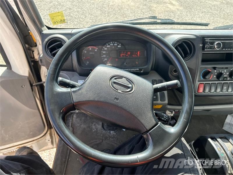 Hino 195 شاحنات ذات هيكل صندوقي