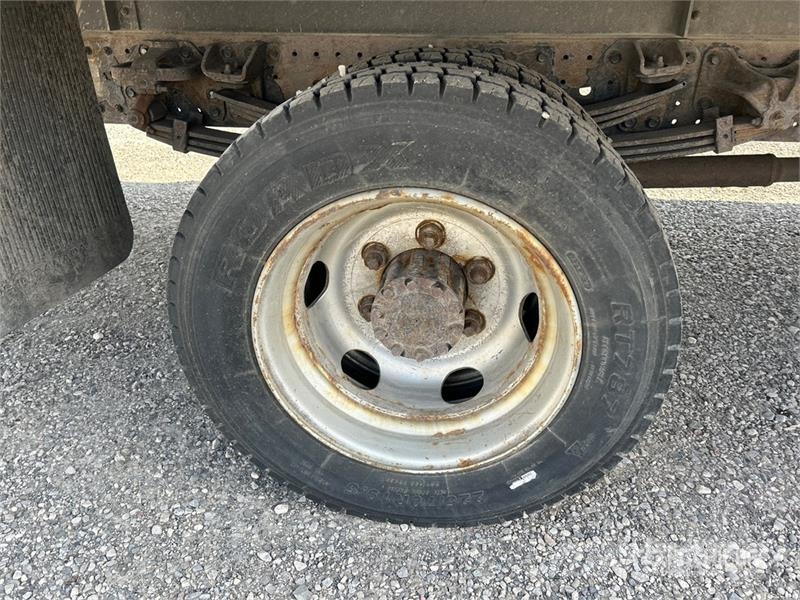 Hino 195 Camiones con caja de remolque