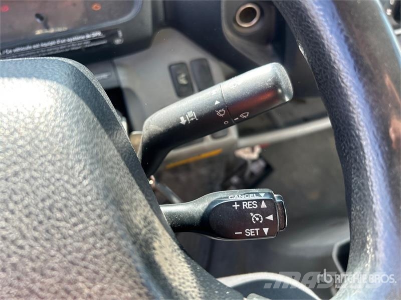 Hino 195 شاحنات ذات هيكل صندوقي