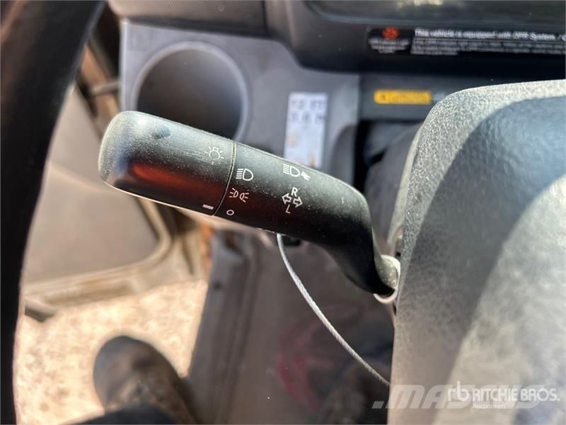 Hino 195 شاحنات ذات هيكل صندوقي