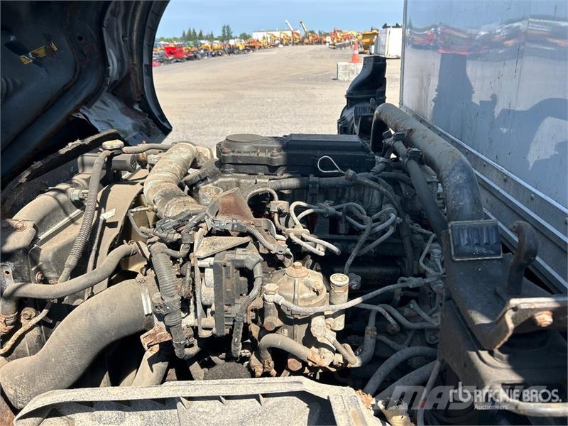 Hino 195 شاحنات ذات هيكل صندوقي