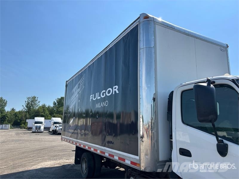Hino 195 شاحنات ذات هيكل صندوقي
