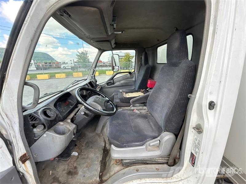 Hino 195 Camiones con caja de remolque