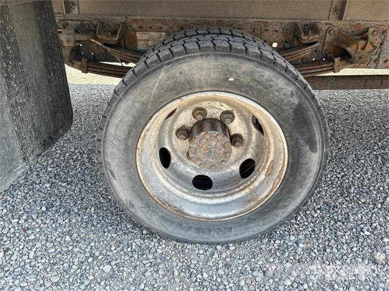 Hino 195 شاحنات ذات هيكل صندوقي