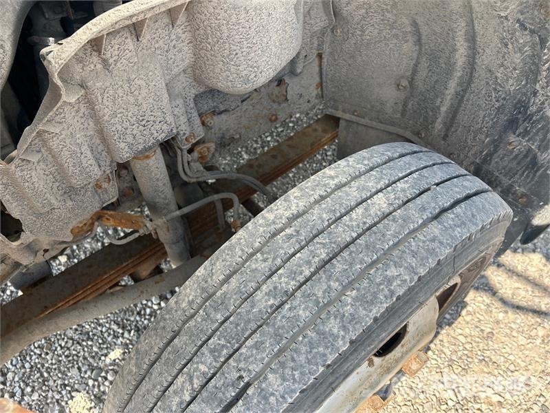 Hino 195 شاحنات ذات هيكل صندوقي