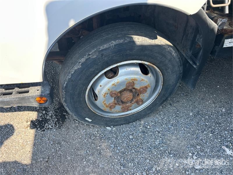 Hino 195 شاحنات ذات هيكل صندوقي