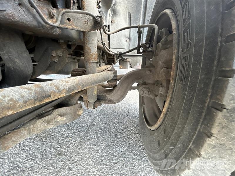 Hino 195 Camiones con caja de remolque