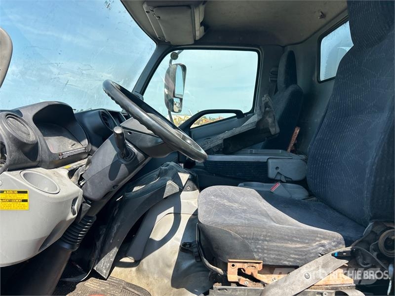 Hino 195 شاحنات ذات هيكل صندوقي
