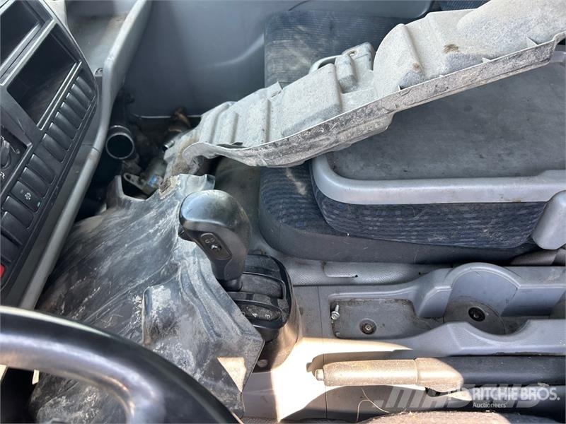Hino 195 شاحنات ذات هيكل صندوقي