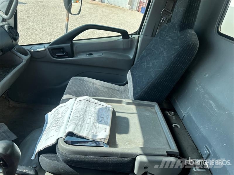 Hino 195 شاحنات ذات هيكل صندوقي