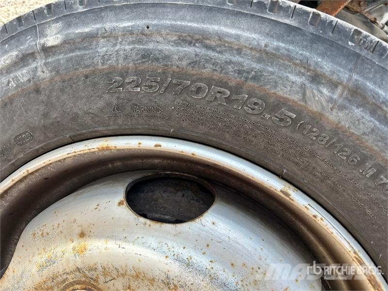 Hino 195 شاحنات ذات هيكل صندوقي