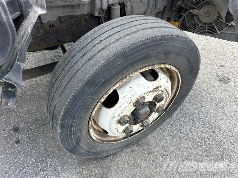 Hino 195 Camiones con caja de remolque