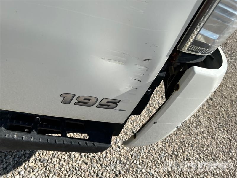 Hino 195 شاحنات ذات هيكل صندوقي