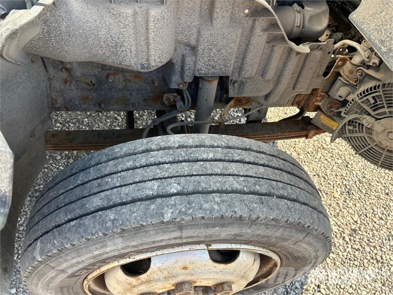 Hino 195 شاحنات ذات هيكل صندوقي