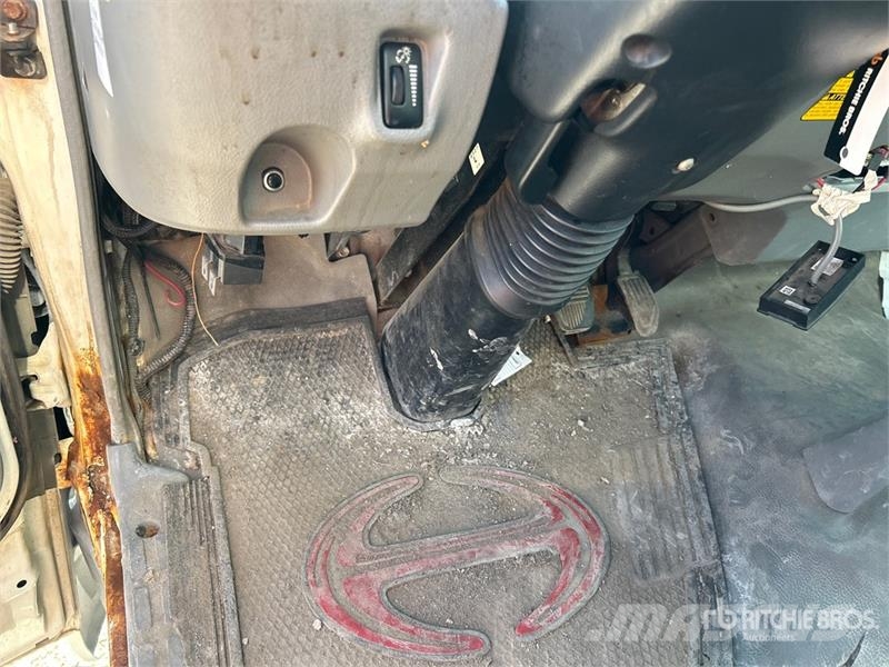 Hino 195 شاحنات ذات هيكل صندوقي