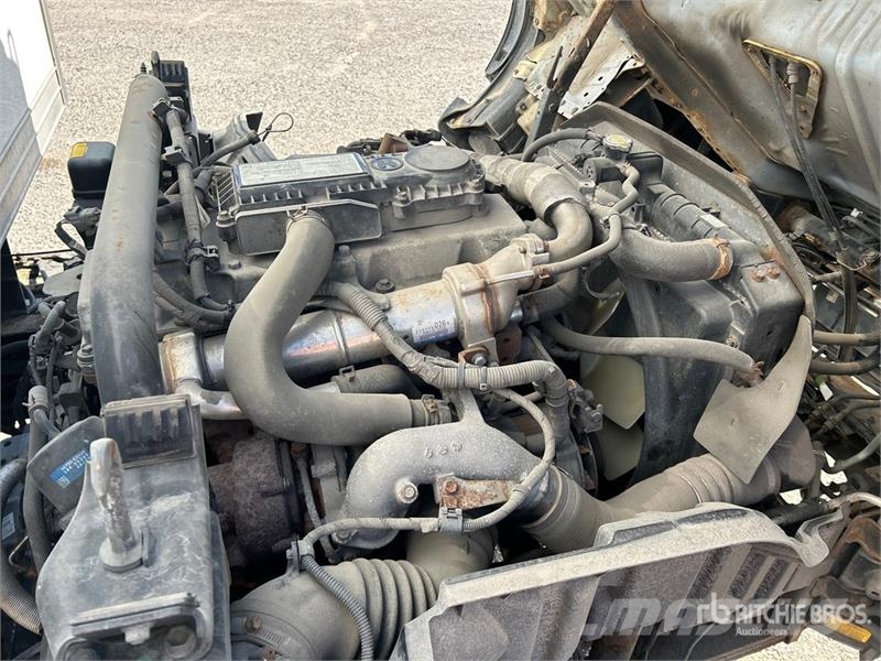 Hino 195 Camiones con caja de remolque
