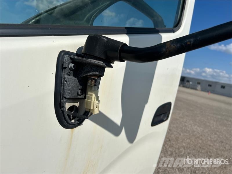 Hino 195 شاحنات ذات هيكل صندوقي