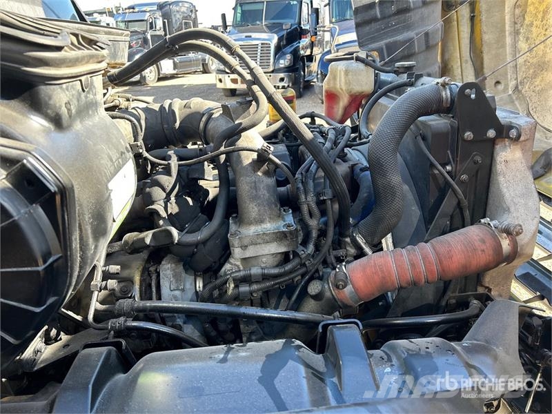 Hino 268 شاحنات ذات هيكل صندوقي