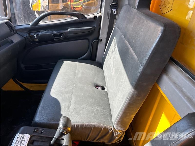 Hino 268 شاحنات ذات هيكل صندوقي