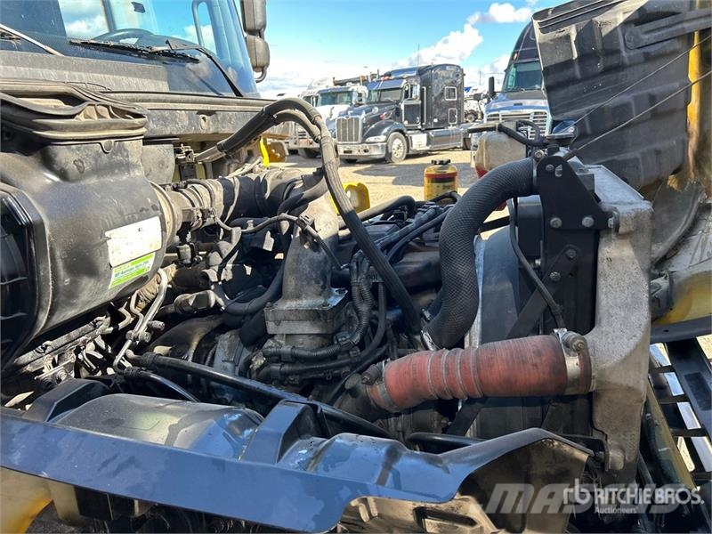 Hino 268 شاحنات ذات هيكل صندوقي