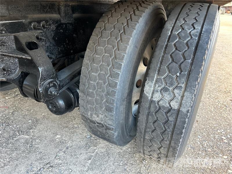 Hino 268 شاحنات ذات هيكل صندوقي