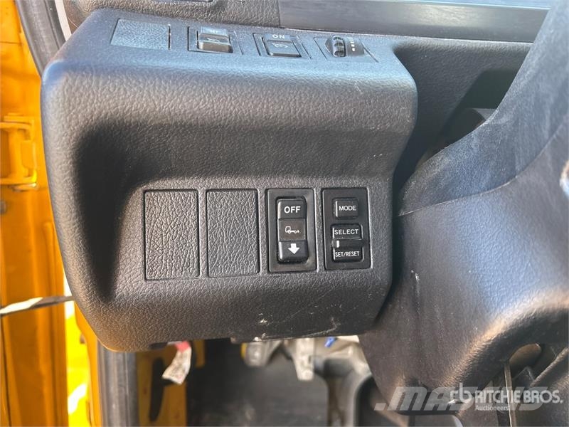 Hino 268 شاحنات ذات هيكل صندوقي