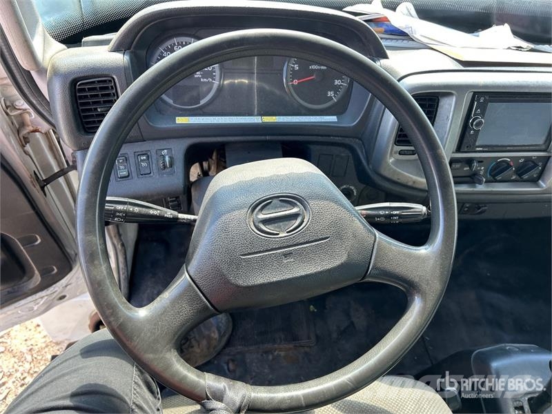 Hino 268 Camiões de caixa fechada