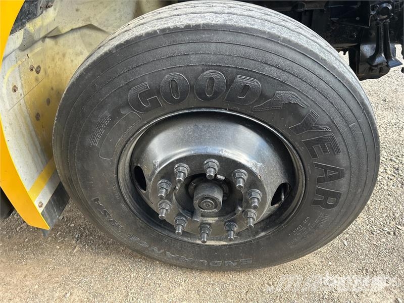 Hino 268 شاحنات ذات هيكل صندوقي