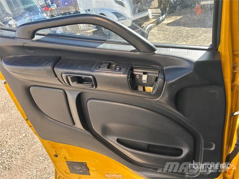 Hino 268 شاحنات ذات هيكل صندوقي