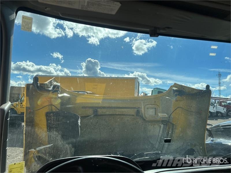 Hino 268 شاحنات ذات هيكل صندوقي
