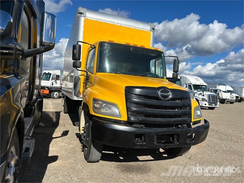 Hino 268 شاحنات ذات هيكل صندوقي